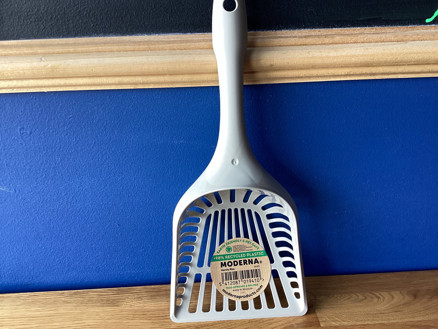 Moderna cat litter scoop